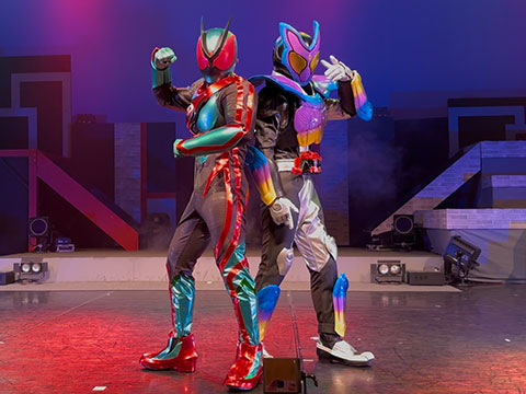 戦う仮面ライダーゼッツとガヴ