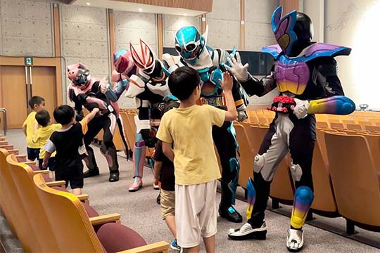 仮面ライダーとグータッチ